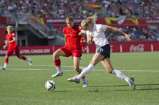 (150611) -- OTTAWA, June 11, 2015 --Laura Benkarth(R) of Germany shoots the ball during the group B match against Norway at the 2015 FIFA Women s World Cup in Ottawa, Canada, June 11, 2015. The match ended in a 1-1 draw. ) (SP)CANADA-OTTAWA-FIFA WOMEN S WORLD CUP-GROUP B-GERMANY VS NORWAY ZouxZheng 