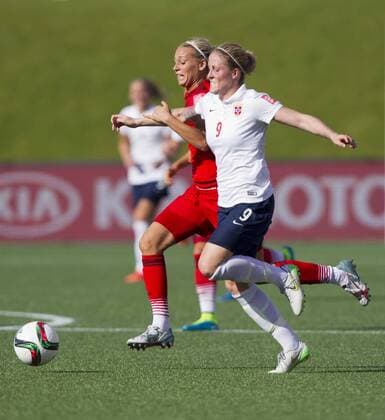 (150611) -- OTTAWA, June 11, 2015 --Lena Goessling(2nd R) of Germany vies with Isabell Herlovsen(R) of Norway during their group B match at the 2015 FIFA Women s World Cup in Ottawa, Canada, June 11, 2015. The match ended in a 1-1 draw. ) (SP)CANADA-OTTAWA-FIFA WOMEN S WORLD CUP-GROUP B-GERMANY VS NORWAY Länderspiel Frauenfussball ZouxZheng 