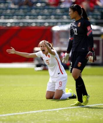 EDMONTON, June 11, 2015 -- Vivianne Miedema (L) of the Netherlands reacts during the group A match againt China at the 2015 FIFA Women s World Cup in Edmonton, Canada, June 11, 2015.The Netherlands lost the match 0-1. ) (SP)CANADA-EDMONTON-FIFA-WOMEN S WORLD CUP-GROUP A-CHN VS NED DingxXu 
