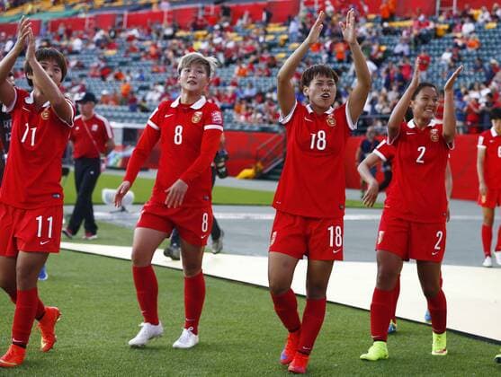 EDMONTON, June 11, 2015 -- Players of China greet the audience after winning the group A match against the Netherlands at the 2015 FIFA Women s World Cup in Edmonton, Canada, June 11, 2015.China won 1-0. ) (SP)CANADA-EDMONTON-FIFA-WOMEN S WORLD CUP-GROUP A-CHN VS NED DingxXu 