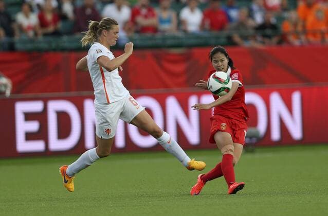 EDMONTON, June 11, 2015 -- Anouk Dekker (L) of the Netherlands vies with Tan Ruyin of China during a group A match at the 2015 FIFA Women s World Cup in Edmonton, Canada, June 11, 2015. The Netherlands lost the match 0-1. ) (SP)CANADA-EDMONTON-FIFA-WOMEN S WORLD CUP-GROUP A-CHN VS NED QinxLang 