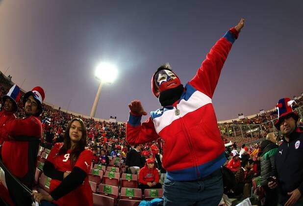 Aktuell Fußball, Copa America in Chile, Eröffnungsfeier SANTIAGO, June 11, 2015 -- A fan from Chile reacts prior to the opening ceremony of the Copa America Chile 2015 at the National Stadium, in Santiago, capital of Chile, on June 11, 2015. TELAM) (ce) (SP)CHILE-SANTIAGO-COPA AMERICA-OPENING CEREMONY e TELAM 