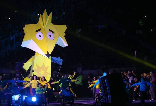 Aktuell Fußball, Copa America in Chile, Eröffnungsfeier SANTIAGO, June 11, 2015 -- Performers give a show with the mascot during the opening ceremony of the Copa America Chile 2015, at the National Stadium, in Santiago, capital of Chile, on June 11, 2015. XuxZijian 