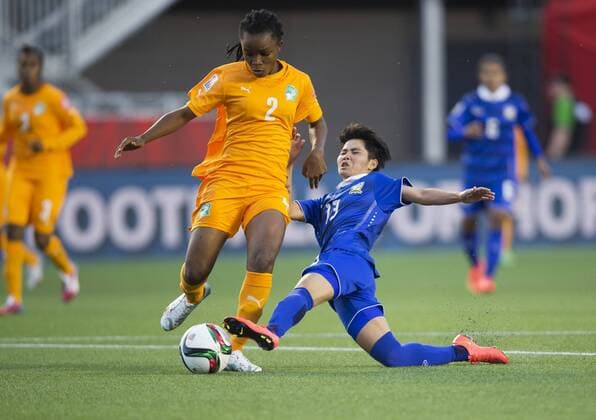 (150612) -- OTTAWA, June 11, 2015 -- Fatou Coulibal (L) of Cote d Ivoire vies with Orathai Srimanee of Thailand during their group B match at the 2015 FIFA Women s World Cup in Ottawa, Canada, June 11, 2015. Cote d Ivoire lost the match 2-3. ) (SP)CANADA-OTTAWA-FIFA-WOMEN S WORLD CUP-GROUP B-COTE D IVOIRE VS THAILAND ZouxZheng 