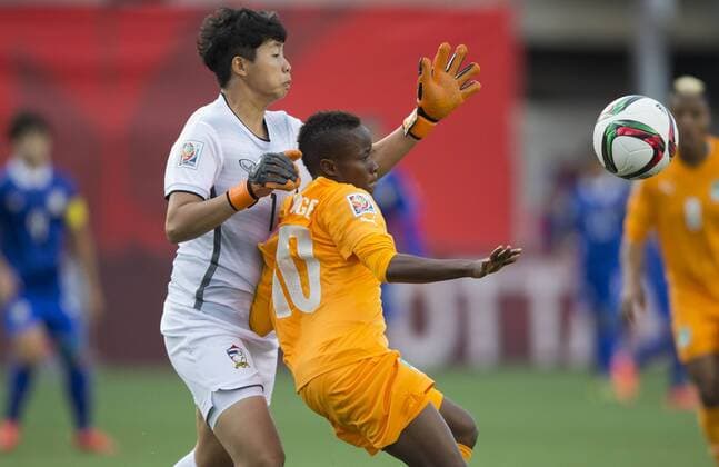 (150612) -- OTTAWA, June 11, 2015 -- Ange Nguessan (R) of Cote d Ivoire vies with Thailand s goalkeeper Warapom Boonsing during their group B match at the 2015 FIFA Women s World Cup in Ottawa, Canada, June 11, 2015. Thailand won 3-2. ) (SP)CANADA-OTTAWA-FIFA-WOMEN S WORLD CUP-GROUP B-COTE D IVOIRE VS THAILAND ZouxZheng 