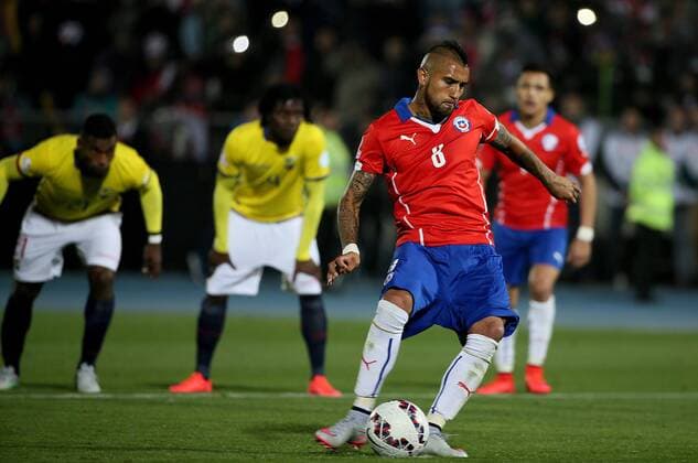 SANTIAGO, June 11, 2015 -- Arturo Vidal (Front) of Chile shoots a penalty kick during the opening match of the Copa America 2015 against Ecuador, in Santiago, capital of Chile, on June 11, 2015. Chile won 1-0. 