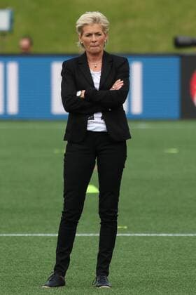 Silvia Neid (Trainerin, Coach, Deutschland) mit verschränkten Armen, enttäuscht schauend, Enttäuschung, Frustration, disappointed, pessimistisch, Freisteller, Einzelbild, Fussball, FIFA Frauen-WM 2015, Deutschland - Norwegen, xozx