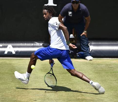 Gael Monfils (FRA) Aktion schiesst sich Ball durch eigene Beine Viertelfinale 10.06.2015 Tennis Mercedes-Cup Stuttgart Weißenhof TC Weissenhof Mercedescup Mercedes Cup 06.06..-14.06.2015 Mercedes-Cup Stuttgart Weißenhof 2015