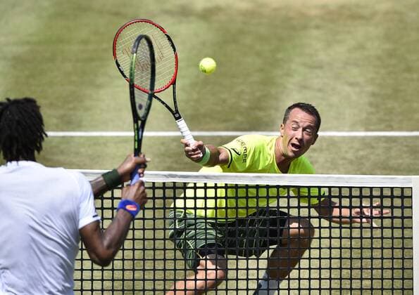 Philipp Kohlschreiber (GER) (rechts) geht vor Gael Monfils (FRA) (links) in die Knie symbolisch Symbolbild Aktion Netz Netzattacke Viertelfinale 10.06.2015 Tennis Mercedes-Cup Stuttgart Weißenhof TC Weissenhof Mercedescup Mercedes Cup 06.06..-14.06.2015 Mercedes-Cup Stuttgart Weißenhof 2015