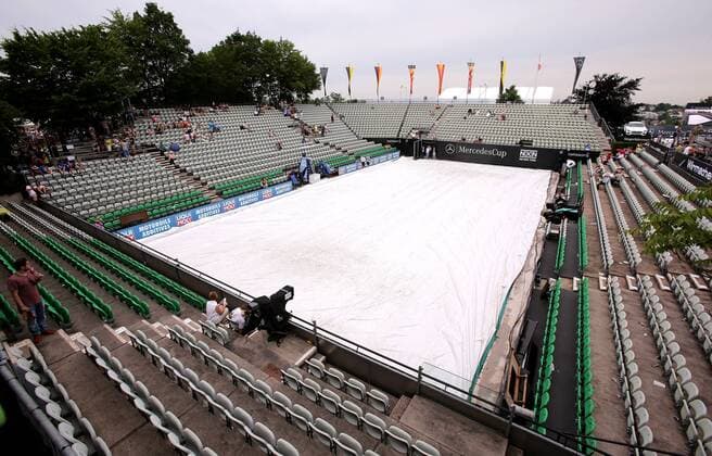 Stuttgart , Tennis Weissenhof Mercedes Cup 2015, Feature Regenpause auf dem Weißenhof, mit einer Plane wird der Centercourt abgedeckt