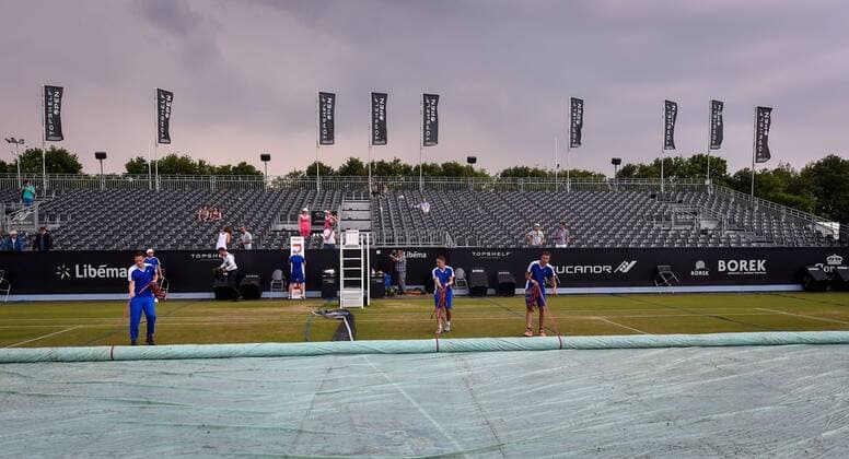 Aktuell Tennis, ATP Turnier in Rosmalen, Regenunterbrechung - ROSMALEN, NETHERLANDS: Illustration picture shows the covering of the court due to rain during a tennis game between Belgian David Goffin and Ukrainian Illya Marchenko in the third round of the men s tournament at the Topshelf Open WTA Tennis Damen tennis tournament in Rosmalen, the Netherlands, Friday 12 June 2015. LUCxCLAESSEN  x04641659x