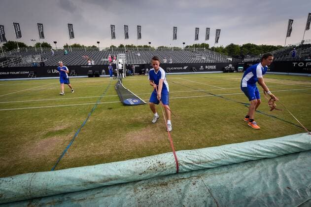 Aktuell Tennis, ATP Turnier in Rosmalen, Regenunterbrechung - ROSMALEN, NETHERLANDS: Illustration picture shows the covering of the court due to rain during a tennis game between Belgian David Goffin and Ukrainian Illya Marchenko in the third round of the men s tournament at the Topshelf Open WTA Tennis Damen tennis tournament in Rosmalen, the Netherlands, Friday 12 June 2015. LUCxCLAESSEN  x04641658x