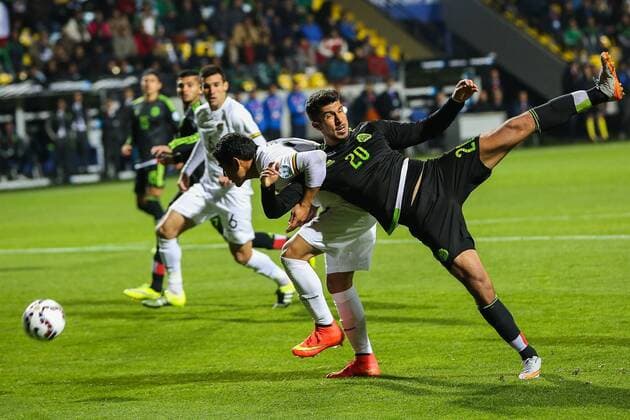 Vina del Mar, 12.06.2015 - Copa America 2015 - Mexiko vs Bolivien - Eduardo Herrera gegen Edward Zenteno -  CarlosxEzequielxVannoni