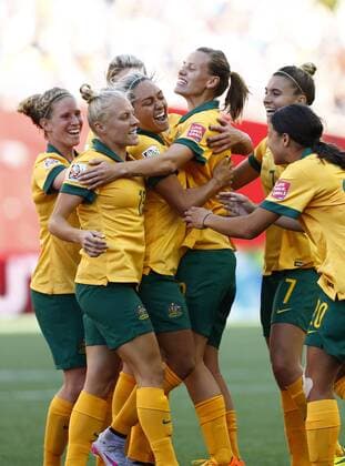 (150613) -- WINNIPEG, June 12, 2015 -- Australia s Kyah Simon (C) celebrates with her teammates after scoring her second goal against Nigeria during their group D match at the 2015 FIFA Women s World Cup in Winnipeg, Canada, June 12, 2015. Australia won the match 2-0. ) (SP)CANADA-WINNIPEG-FIFA WOMEN S WORLD CUP-GROUP D-NGA VS AUS DingxXu 