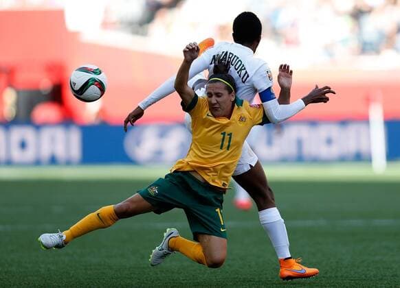 (150613) -- WINNIPEG, June 12, 2015 -- Lisa De Vanna (Bottom) of Australia vies with Evelyn Nwabuoku of Nigeria during their group D match at the 2015 FIFA Women s World Cup in Winnipeg, Canada, June 12, 2015. Australia won the match 2-0. ) (SP)CANADA-WINNIPEG-FIFA WOMEN S WORLD CUP-GROUP D-NGA VS AUS WangxLili 