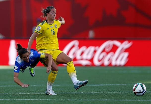 (150613) -- WINNIPEG, June 12, 2015 -- Carli Lloyd (L) of the United States vies with Lina Nilsson of Sweden during their Group D match at Winnipeg Stadium in Winnipeg on June 12, 2015. ) (SP) WINNIPEG-FIFA-WOMEN S WORLD CUP-USA VS SWE WangxLili 