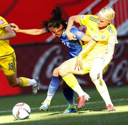 (150613) -- WINNIPEG, June 12, 2015 -- Christen Press (L) of the United States vies with Nilla Fischer of Sweden during their Group D match at Winnipeg Stadium in Winnipeg, Canada on June 12, 2015. ) (SP)CANADA-WINNIPEG-FIFA-WOMEN S WORLD CUP-USA VS SWE DingxXu 