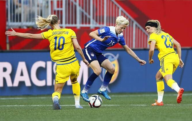 (150613) -- WINNIPEG, June 12, 2015 -- Megan Rapinoe (C) of the United States competes during a Group D match between the United States and Sweden at Winnipeg Stadium in Winnipeg, Canada on June 12, 2015. The match ended 0-0. ) (SP)CANADA-WINNIPEG-FIFA-WOMEN S WORLD CUP-USA VS SWE DingxXu 