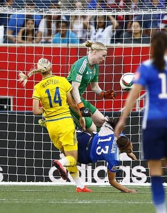 (150613) -- WINNIPEG, June 12, 2015 -- Sweden s goalkeeper Hedvig Lindahl (C) saves a goal by Alex Morgan of the United States during their Group D match at Winnipeg Stadium in Winnipeg, Canada on June 12, 2015. The match ended 0-0. ) (SP)CANADA-WINNIPEG-FIFA-WOMEN S WORLD CUP-USA VS SWE DingxXu 