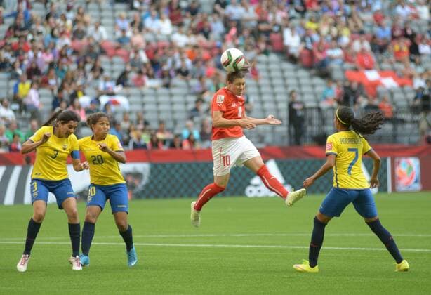 (150613) -- VANCOUVER, June 12, 2015 -- Ramona Bachmann (C) of Switzerland vies with players of Ecuador during their Group C match at the 2015 FIFA Women s World Cup in Vancouver, Canada, on June 12, 2015. Switzerland won 10-1.) (SP)CANADA-VANCOUVER-FIFA-WOMEN S WORLD CUP-SUI VS ECU SergeixBachlakov 
