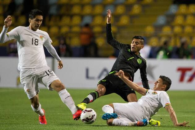 Aktuell Fußball, Copa America in Chile, Mexiko - Bolivien (150613) -- Vina DEL MAR, June 12, 2015 -- Mexico s Jesus Corona (C) vies with Bolivia s Ricardo Pedriel (L) and Miguel Hurtado during the Group Phase match of the Copa America 2015, in the El Sausalito stadium, in Vina del Mar, Chile, on June 12, 2015. ) (da) (SP)CHILE-Vina DEL MAR-COPA AMERICA-MEXICO VS BOLIVIA PedroxMera 