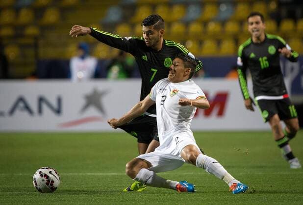 Aktuell Fußball, Copa America in Chile, Mexiko - Bolivien (150613) -- Vina DEL MAR, June 12, 2015 -- Mexico s Jesus Corona (L) vies the ball with Bolivia s Miguel Hurtado during the Group Phase match of the Copa America 2015, in the El Sausalito stadium, in Vina del Mar, Chile, on June 12, 2015. ) (da) (SP)CHILE-Vina DEL MAR-COPA AMERICA-MEXICO VS BOLIVIA PedroxMera 
