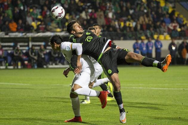 Aktuell Fußball, Copa America in Chile, Mexiko - Bolivien (150613) -- Vina DEL MAR, June 12, 2015 -- Mexico s Eduardo Herrera (R) vies the ball with Bolivia s Edward Zenteno during the Group Phase match of the Copa America Chile 2015, in the El Sausalito stadium, in Vina del Mar, Chile, on June 12, 2015. ) (da) (SP)CHILE-Vina DEL MAR-COPA AMERICA-MEXICO VS BOLIVIA LuisxEcheverria 