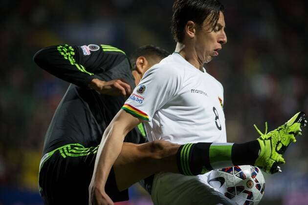Aktuell Fußball, Copa America in Chile, Mexiko - Bolivien (150613) -- Vina DEL MAR, June 12, 2015 -- Mexico s Hugo Ayala (L) vies the ball with Bolivia s Martin Smedberg-Dalence during the Group Phase match of the Copa America 2015, in the El Sausalito stadium, in Vina del Mar, Chile, on June 12, 2015. ) (da) (SP)CHILE-Vina DEL MAR-COPA AMERICA-MEXICO VS BOLIVIA PedroxMera 