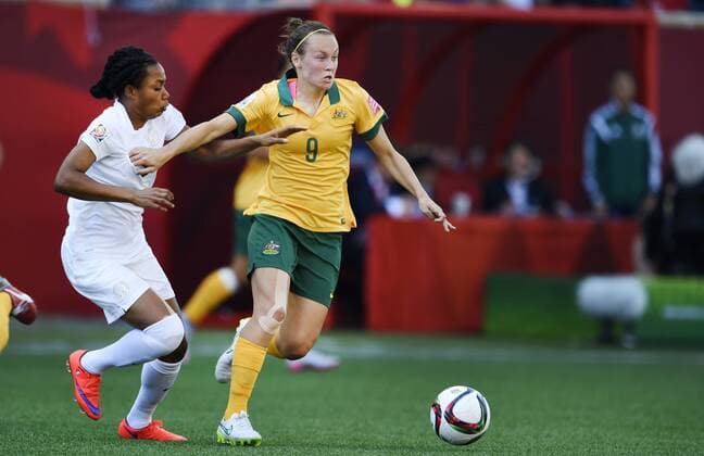 June 12, 2015 - Winnipeg - 150612 Nigerias Onome Ebi - Australiens Caitlin Foord - WM Australien - Nigeria - ..Foto: CarlSandin BILDBYRAN kod CS 57684 News - June 12, 2015  - ZUMAb138