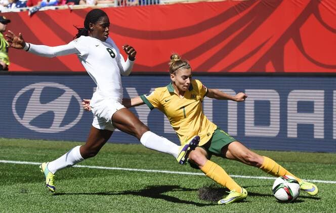 June 12, 2015 - Winnipeg - 150612 Nigerias Asisat Oshoala - Australiens Stephanie Catley - WM Australien - Nigeria - ..Foto: CarlSandin BILDBYRAN kod CS 57684 News - June 12, 2015  - ZUMAb138