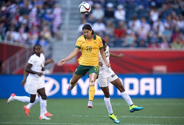 June 12, 2015 - Winnipeg - 150612 Australiens Samantha Kerr - Nigerias Ngozi Ebere - WM Australien - Nigeria - ..Foto: CarlSandin BILDBYRAN kod CS 57684 News - June 12, 2015  - ZUMAb138