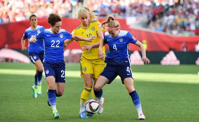 Aktuell Fußball, Damen WM in Kanada, USA - Schweden June 12, 2015 - Winnipeg - 150612 USA:s Meghan Klingenberg - Becky Sauerbrunn - Sofia Jakobsson WM - USA - SWE - ..Foto: CarlSandin BILDBYRAN kod CS 57685 News - June 12, 2015  - ZUMAb138