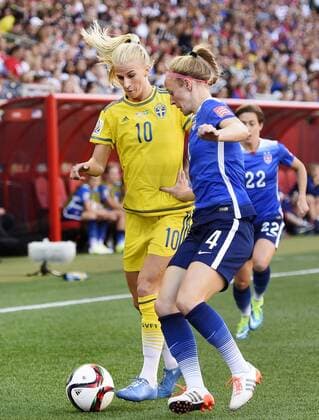 Aktuell Fußball, Damen WM in Kanada, USA - Schweden June 12, 2015 - Winnipeg - 150612 - Sofia Jakobsson - USA:s Becky Sauerbrunn WM - USA - SWE - ..Foto: CarlSandin BILDBYRAN kod CS 57685 News - June 12, 2015  - ZUMAb138