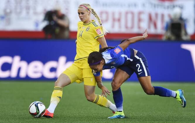 Aktuell Fußball, Damen WM in Kanada, USA - Schweden June 12, 2015 - Winnipeg - 150612 - Amanda Ilestedt - USA:s Sydney Leroux WM - USA - SWE - ..Foto: CarlSandin BILDBYRAN kod CS 57685 News - June 12, 2015  - ZUMAb138