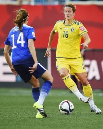 Aktuell Fußball, Damen WM in Kanada, USA - Schweden June 12, 2015 - Winnipeg - 150612 USA:s Morgan Brian - Lina Nilsson WM - USA - SWE - ..Foto: CarlSandin BILDBYRAN kod CS 57685 News - June 12, 2015  - ZUMAb138