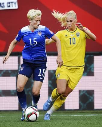 Aktuell Fußball, Damen WM in Kanada, USA - Schweden June 12, 2015 - Winnipeg - 150612 USA:s Megan Rapione - Sofia Jakobsson WM - USA - SWE - ..Foto: CarlSandin BILDBYRAN kod CS 57685 News - June 12, 2015  - ZUMAb138