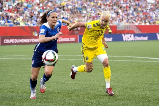 Aktuell Fußball, Damen WM in Kanada, USA - Schweden June 12, 2015 - Winnipeg - 150612 USA:s Lauren Holiday - Caroline Seger WM - USA - SWE - ..Foto: CarlSandin BILDBYRAN kod CS 57685 News - June 12, 2015  - ZUMAb138