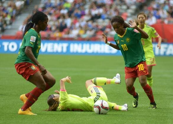 Jeannette Yango (R) vies with Aya Sameshima of Japan during their group C match against Ecuador at the 2015 FIFA Women s World Cup in Vancouver, Canada, on June 12, 2015. Japan won 2-1.(Xinhua Sergei Bachlakov) (SP)CANADA-VANCOUVER-FIFA-WOMEN S WORLD CUP-JPN VS CMR 