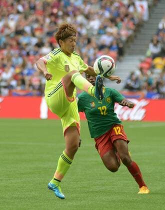Yuika Sugasawa (L) of Japan vies with Claudine Meffemetou Tcheno of Cameroon during their group C match against Ecuador at the 2015 FIFA Women s World Cup in Vancouver, Canada, on June 12, 2015. (Xinhua Sergei Bachlakov) (SP)CANADA-VANCOUVER-FIFA-WOMEN S WORLD CUP-JPN VS CMR 