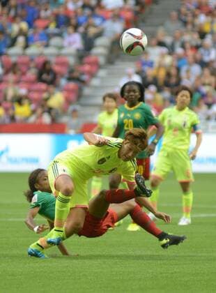 Yuika Sagasawa (L) of Japan vies with Ysis Sonkeng of Cameroon during their group C match against Ecuador at the 2015 FIFA Women s World Cup in Vancouver, Canada, on June 12, 2015. (Xinhua Sergei Bachlakov) (SP)CANADA-VANCOUVER-FIFA-WOMEN S WORLD CUP-JPN VS CMR 