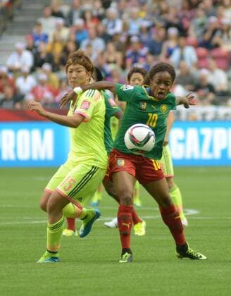 Yuika Sagasawa (L) of Japan vies with Ysis Sonkeng of Cameroon during their group C match against Ecuador at the 2015 FIFA Women s World Cup in Vancouver, Canada, on June 12, 2015. (Xinhua Sergei Bachlakov) (SP)CANADA-VANCOUVER-FIFA-WOMEN S WORLD CUP-JPN VS CMR 