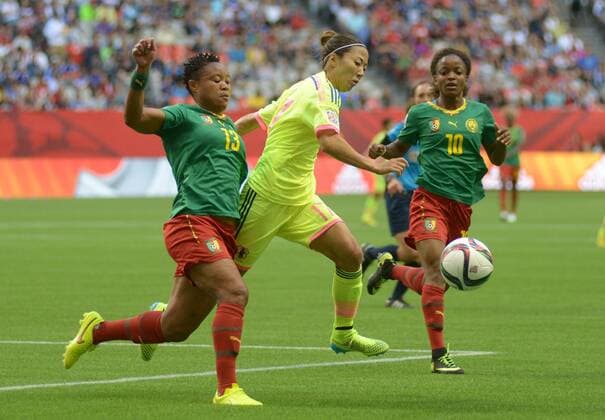 Yuki Ogmi (C) of Japan vies with Cathy Bou Ndjouh (L) of Cameroon during their group C match against Ecuador at the 2015 FIFA Women s World Cup in Vancouver, Canada, on June 12, 2015. Japan won 2-1. (Xinhua Sergei Bachlakov) (SP)CANADA-VANCOUVER-FIFA-WOMEN S WORLD CUP-JPN VS CMR 