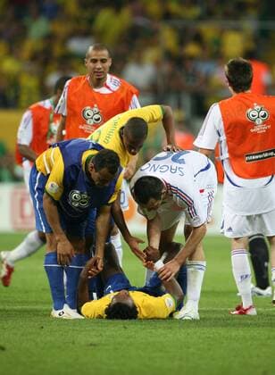 WM 2006 Viertelfinale Brasilien Frankreich - Willy Sagnol, Robinho und Cafu helfen Ze Roberto auf die Beine