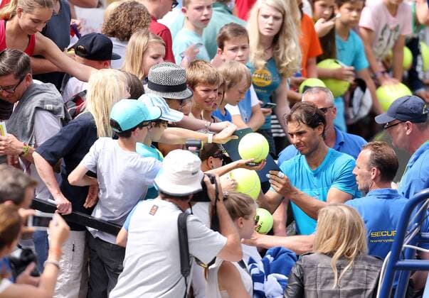 Stuttgart , Tennis Weissenhof Mercedes Cup 2015, Mitte Rafael Nadal (ESP) schreibt Autogramme