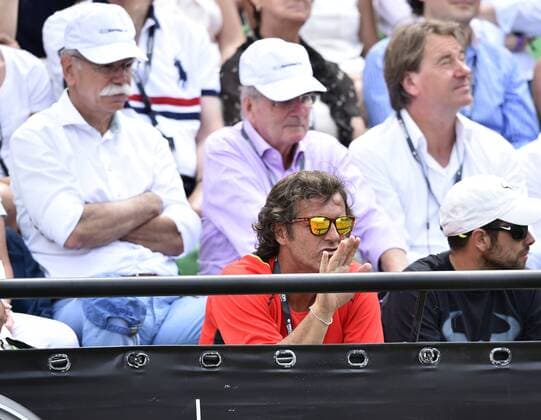 Dieter Zetsche Vorstandsvorsitzender der Daimler AG, (links) und Toni Nadal, der Onkel von Rafael unten im roten Shirt Halbfinale 13.06.2015 Tennis Mercedes-Cup Stuttgart Weißenhof TC Weissenhof Mercedescup Mercedes Cup 06.06..-14.06.2015 Mercedes-Cup Stuttgart Weißenhof 2015