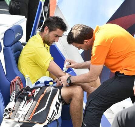Behandlungspause Marin Cilic (CRO) mit Physiotherapeut Halbfinale 13.06.2015 Tennis Mercedes-Cup Stuttgart Weißenhof TC Weissenhof Mercedescup Mercedes Cup 06.06..-14.06.2015 Mercedes-Cup Stuttgart Weißenhof 2015