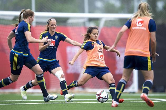 Aktuell Fußball, Damen WM in Kanada, Training Schweden June 13, 2015 - Winnipeg, Kanada Football - 150613 Sweden s Kosovare Asllani och Malin Diaz Pettersson en training den 13 juni 2015 i Winnipeg..Foto: CarlxSandin BILDBYRAN kod CS 57686 News - June 13, 2015  - ZUMAb138