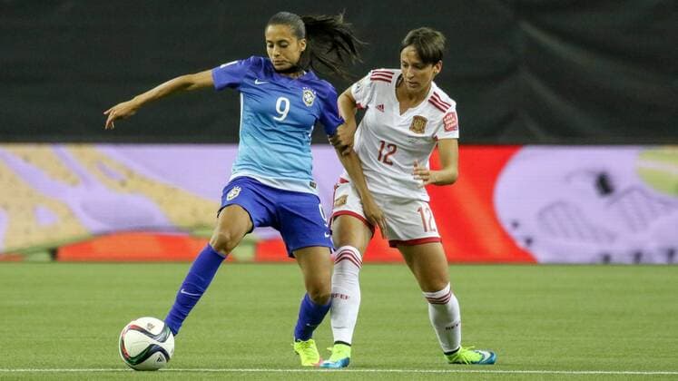 v.li.: Andressa Alves (Brasilien), Marta Corredera (ESP), Zweikampf, Duell, duel, tackle, Dynamik, Action, Aktion, Fussball, FIFA Frauen-WM 2015, Brasilien - Spanien, xozx