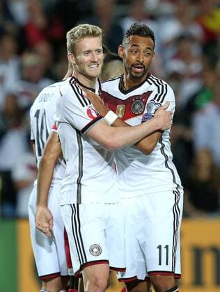 13.06.2015, Fussball Deutsche Nationalmannschaft, EM-Qualifikation, Gibraltar - Deutschland im Est‡dio Algarve Faro (Portugal). Jubel v.l. Torschütze Andre Schürrle (Deutschland) und Karim Bellarabi (Deutschland) zum Tor zum 0:5 