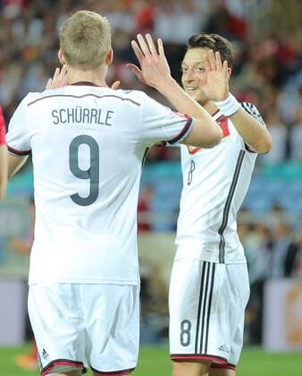 Andre SCHÜRRLE, SCHUERRLE, Nr.9 DFB Torschuss, schiesst das Tor zum 0-6 Torjubel, Jubel nach dem Tor mit Mesut Oezil, DFB 8 GIBRALTAR - DEUTSCHLAND ( - ) EM Qualifikation Deutsche Fussball Nationalmannschaft, DFB am 13.06.2015 in Faro, Portugal.